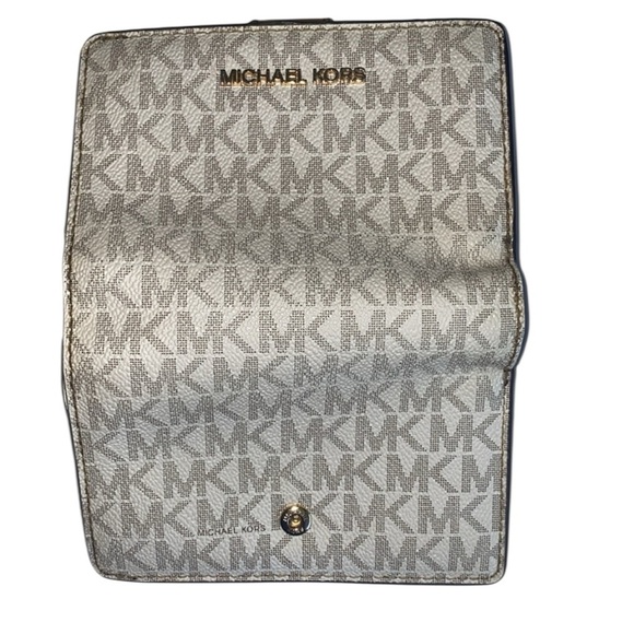 Michael Kors Beige Monogram jet set bifold Wallet with Gold Hardware No Callouts - Picture 4 of 12